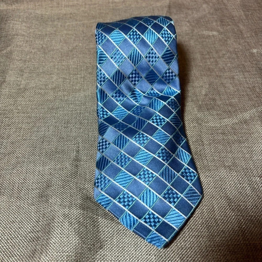 2/$30 Michael Michael Kors 100% Silk Men’s Light Blue Diamond Print Tie